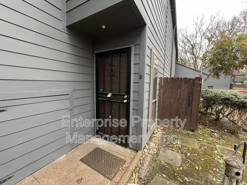 3957 Grahamdale Cir in Memphis, TN - Building Photo