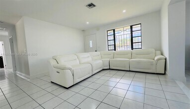 3225 SW 94th Ave in Miami, FL - Foto de edificio - Building Photo