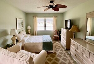 430 High Point Dr in Delray Beach, FL - Building Photo