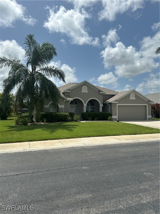 18320 Plumbago Ct in Lehigh Acres, FL - Building Photo