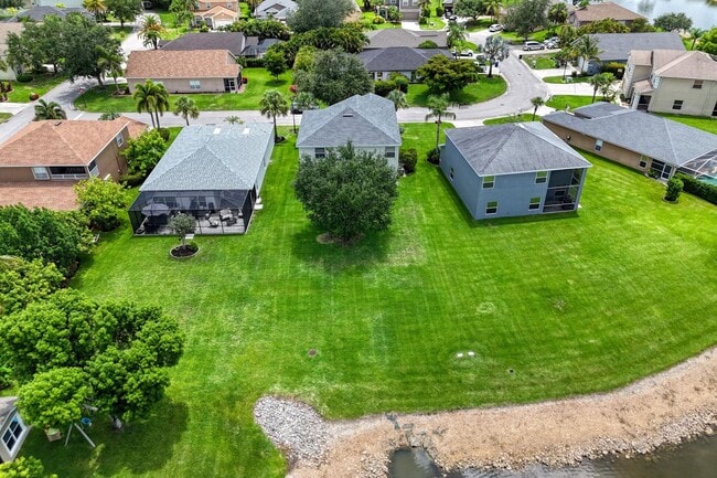 11212 Cypress Tree Cir in Ft. Myers, FL - Building Photo - Building Photo