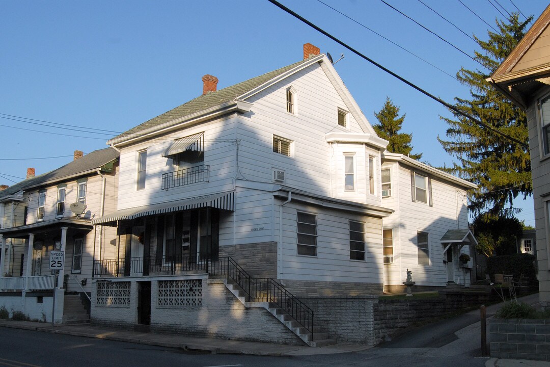 23 N Grant St in Waynesboro, PA - Building Photo