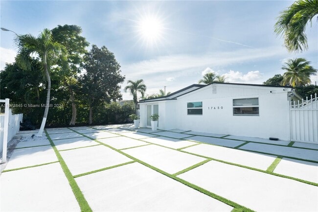 17650 NE 19th Ave in North Miami Beach, FL - Building Photo - Building Photo