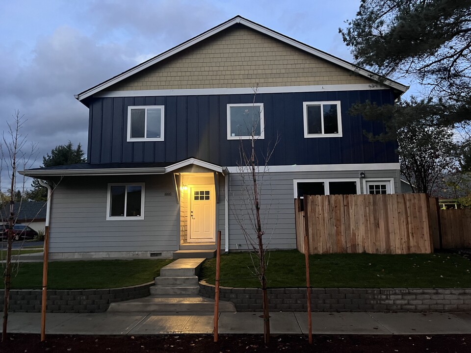 1009 SE Brooks St in McMinnville, OR - Building Photo