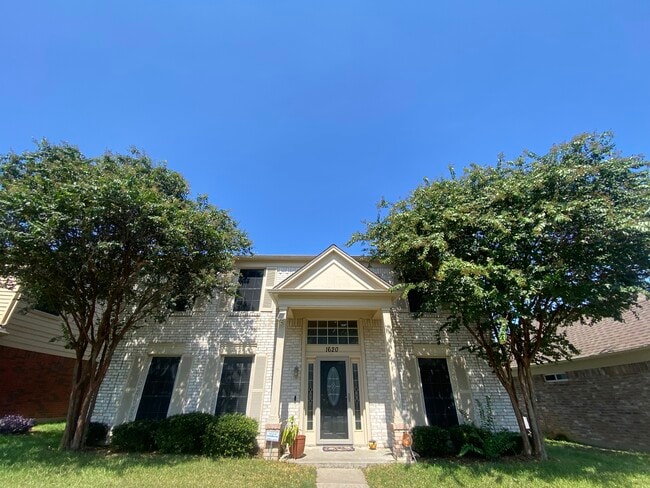 property at 1620 High Pointe Ln