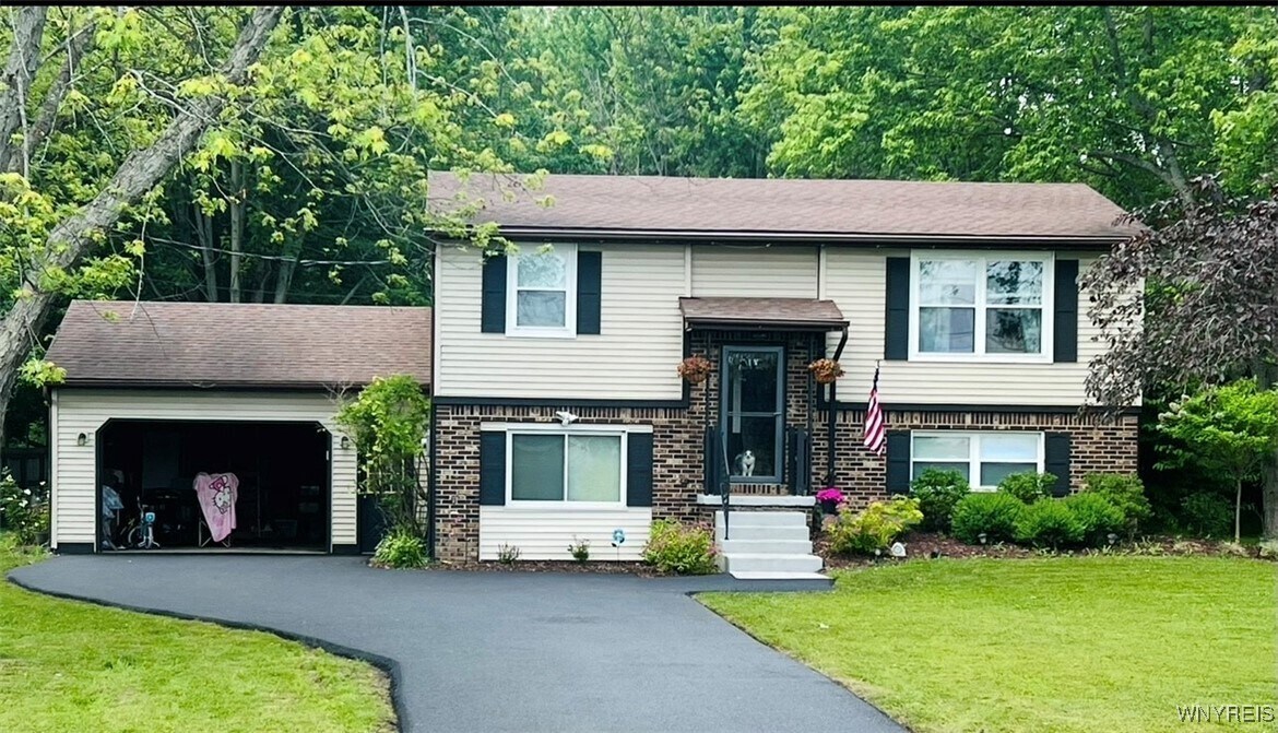 6520 Sheetram Rd in Lockport, NY - Building Photo
