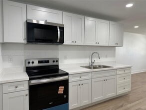 116 NW 2nd Ave in Hallandale Beach, FL - Building Photo - Building Photo