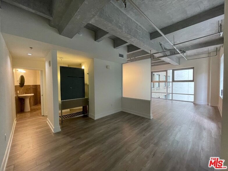 727 W 7th St, Unit 2F in Los Angeles, CA - Building Photo