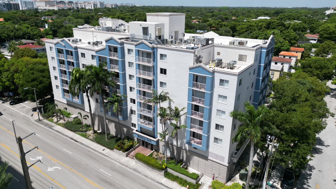 Douglas Cove in Miami, FL - Foto de edificio