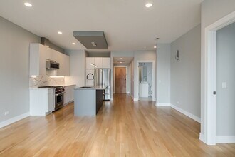 680 N Milwaukee Ave in Chicago, IL - Building Photo - Building Photo