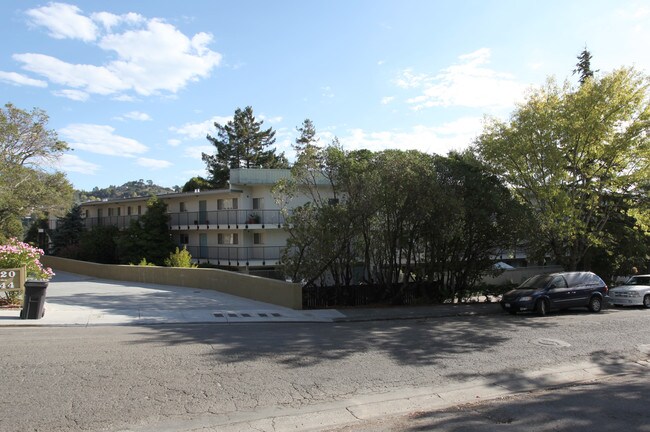 210 Lower Via Casitas in Greenbrae, CA - Foto de edificio - Building Photo