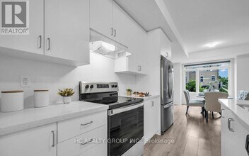 97 Crimson Forest Dr in Vaughan, ON - Building Photo - Building Photo