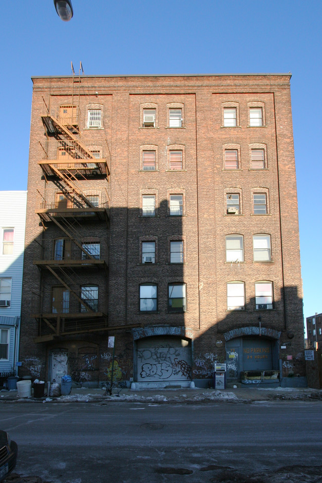 72 Berry St in Brooklyn, NY - Building Photo - Building Photo