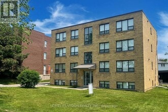 9901 Yonge St in Richmond Hill, ON - Building Photo - Building Photo