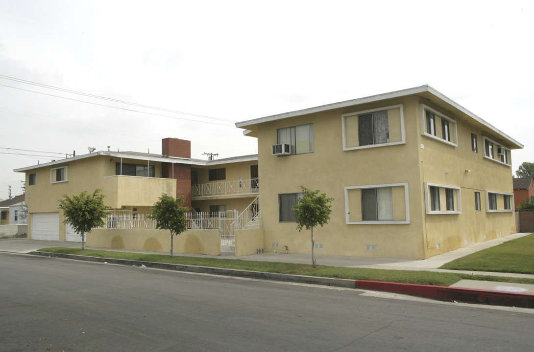 Queens Surf in South Gate, CA - Building Photo