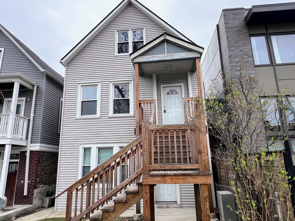2725 W Barry Ave in Chicago, IL - Building Photo