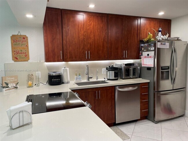 500 Oaks Ln in Pompano Beach, FL - Building Photo - Building Photo