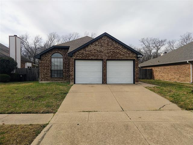5704 Congressional Dr in Arlington, TX - Building Photo