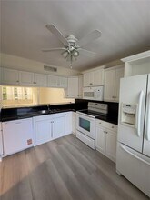 1715 Whitehall Dr, Unit 201 in Davie, FL - Foto de edificio - Building Photo