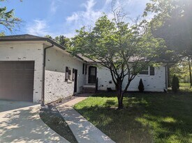 7802 Rollingwood W Dr in Columbia, MO - Building Photo