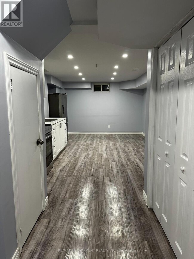 560 Stonehenge Dr in Hamilton, ON - Building Photo - Building Photo