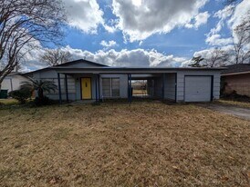 1901 W Wildwood Ave in Orange, TX - Building Photo