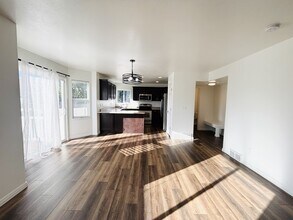 1094 1825 W in Syracuse, UT - Foto de edificio - Building Photo