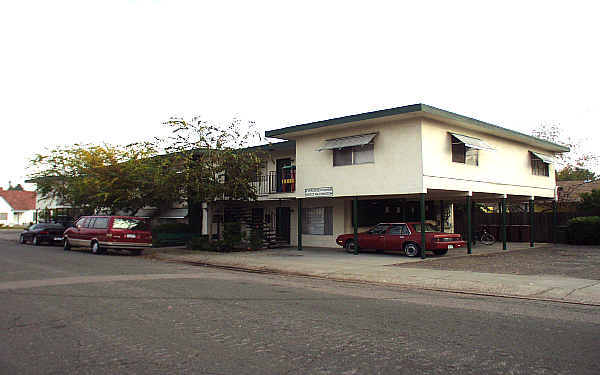 1300 S Washington St in Lodi, CA - Building Photo