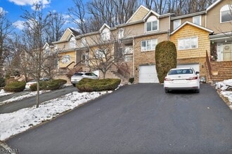 48 Edgefield Dr in Morris Plains, NJ - Foto de edificio - Building Photo