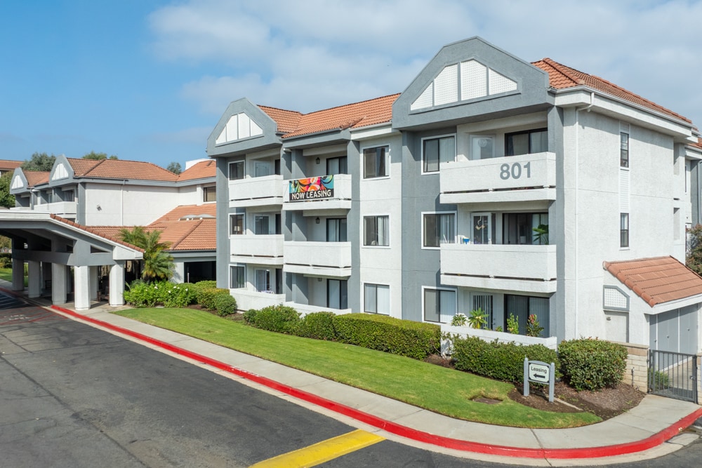 Casa Grande Senior Apartment Homes in Corona, CA - Foto de edificio
