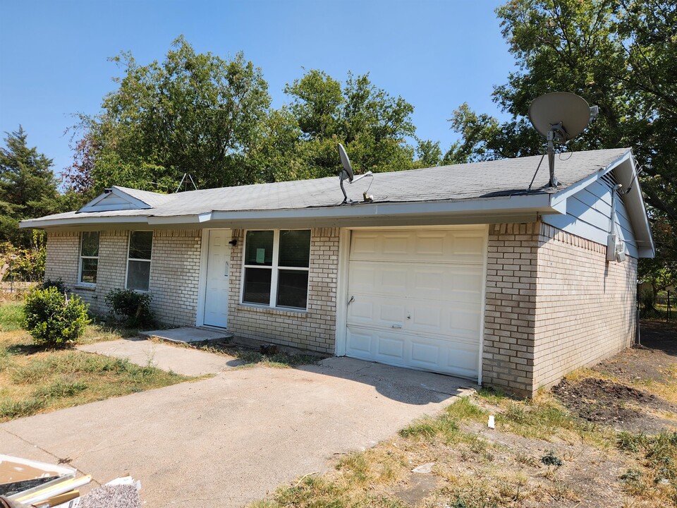 1104 Cottonwood Valley Rd in Wilmer, TX - Building Photo