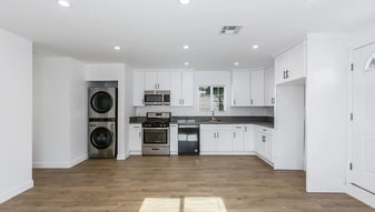 15812 Chatsworth St in Granada Hills, CA - Building Photo