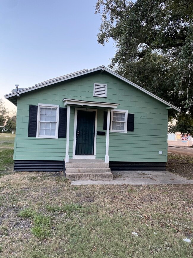 property at 2303 N Louis St
