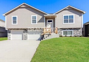 14504 Oakland Ct in Grandview, MO - Building Photo