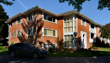 Country Club in Rochester, NY - Foto de edificio - Building Photo