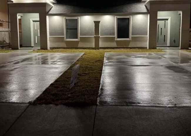 1756 S Isla de Palmas, Unit B in Brownsville, TX - Foto de edificio - Building Photo