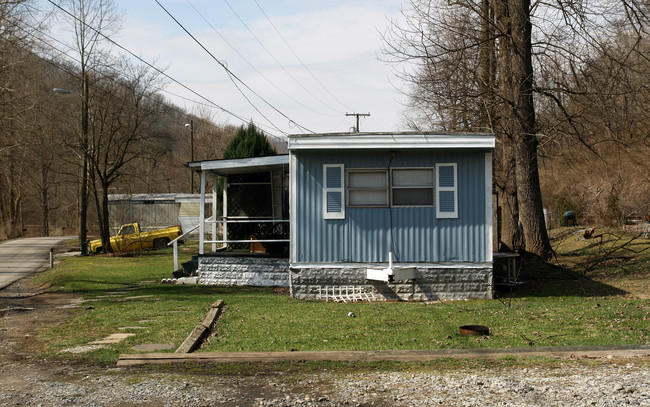 Old River Rd in Madison, WV - Building Photo - Building Photo