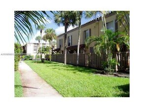 7160 Fairway Dr in Hialeah, FL - Building Photo - Building Photo