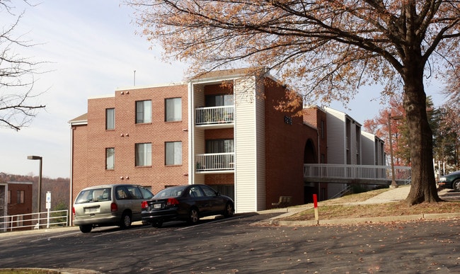 Edsall Station - Section 8 in Alexandria, VA - Foto de edificio - Building Photo