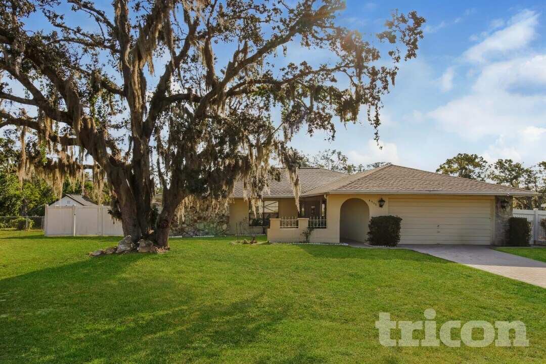 4906 Keysville Ave in Spring Hill, FL - Foto de edificio