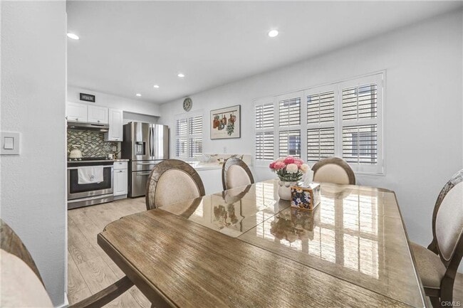 9552 Vía Venezia in Burbank, CA - Building Photo - Building Photo