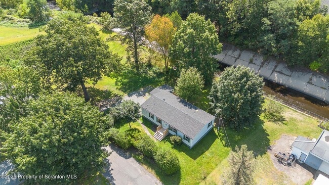 720 Edgebrook Dr in Moosic, PA - Building Photo - Building Photo