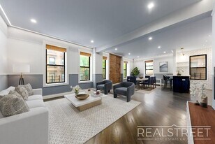 4 bed | 3 Full Bath In Prime Brooklyn Heights in Brooklyn, NY - Building Photo
