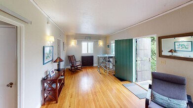 952 C Ave in Coronado, CA - Foto de edificio - Building Photo