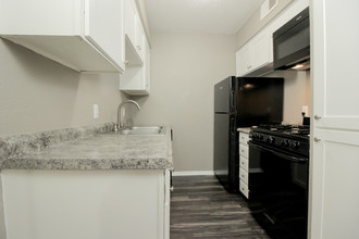 A&M Courtyard Apartments in Bryan, TX - Building Photo - Building Photo