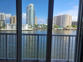 121 Golden Isles Dr, Unit 405 in Hallandale Beach, FL - Building Photo - Building Photo