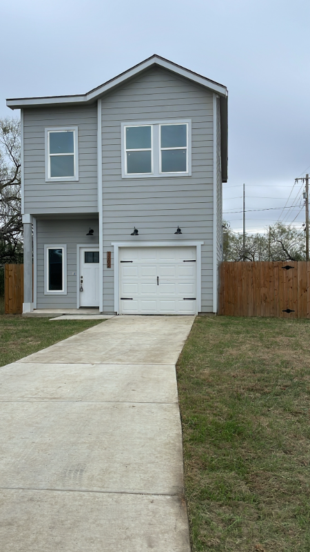 1202 Walnut St in Jourdanton, TX - Building Photo - Building Photo