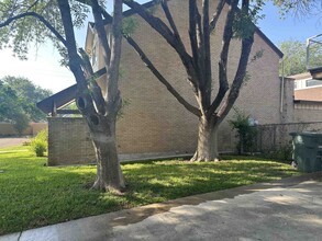 6 Quadrangle Cir in Laredo, TX - Building Photo - Building Photo