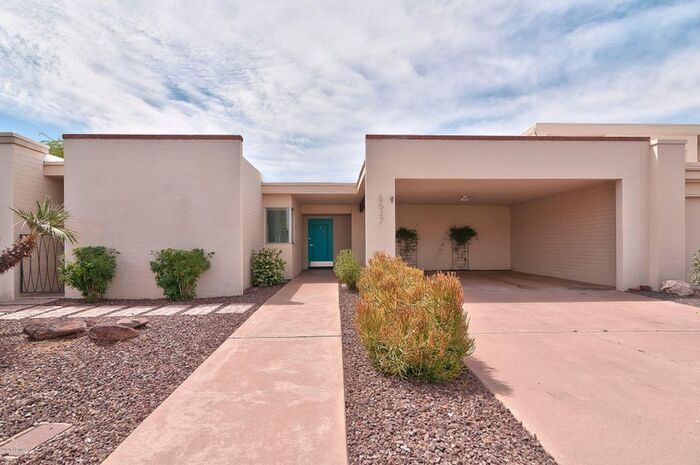 8637 E Monterosa Ave in Scottsdale, AZ - Foto de edificio