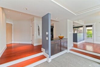 1740 Aurora Ave N, Unit 201 in Seattle, WA - Building Photo - Building Photo
